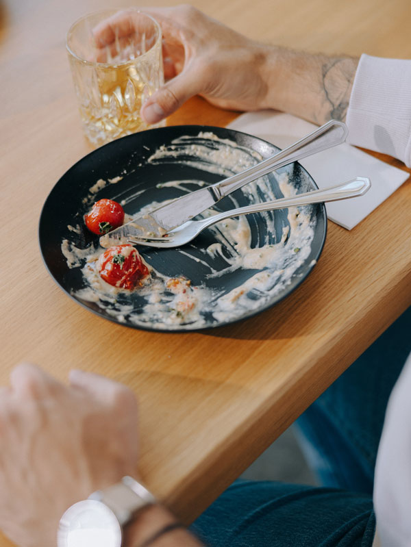 gedeckter Tisch mit einem Teller nach dem Essen
